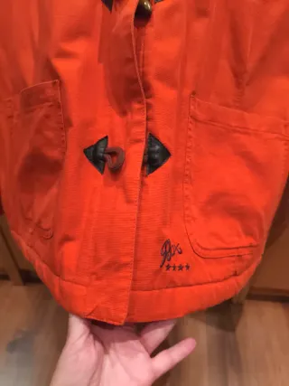 Chaqueta naranja con botones de madera