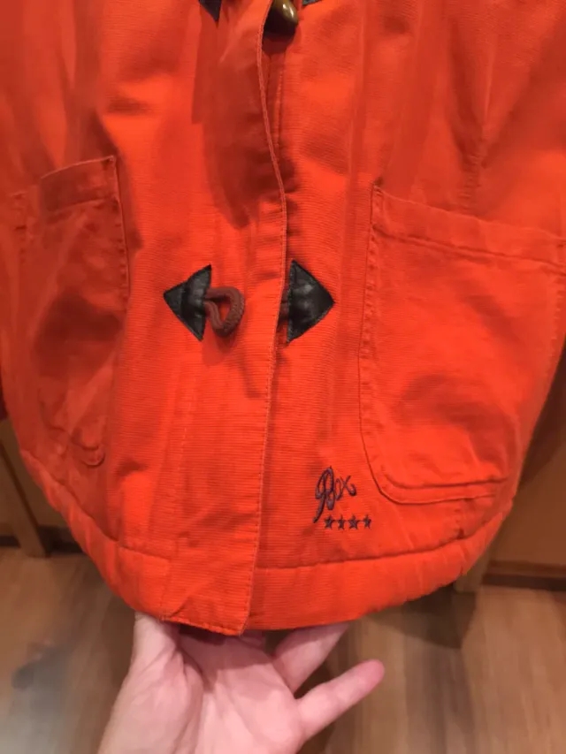 Chaqueta naranja con botones de madera