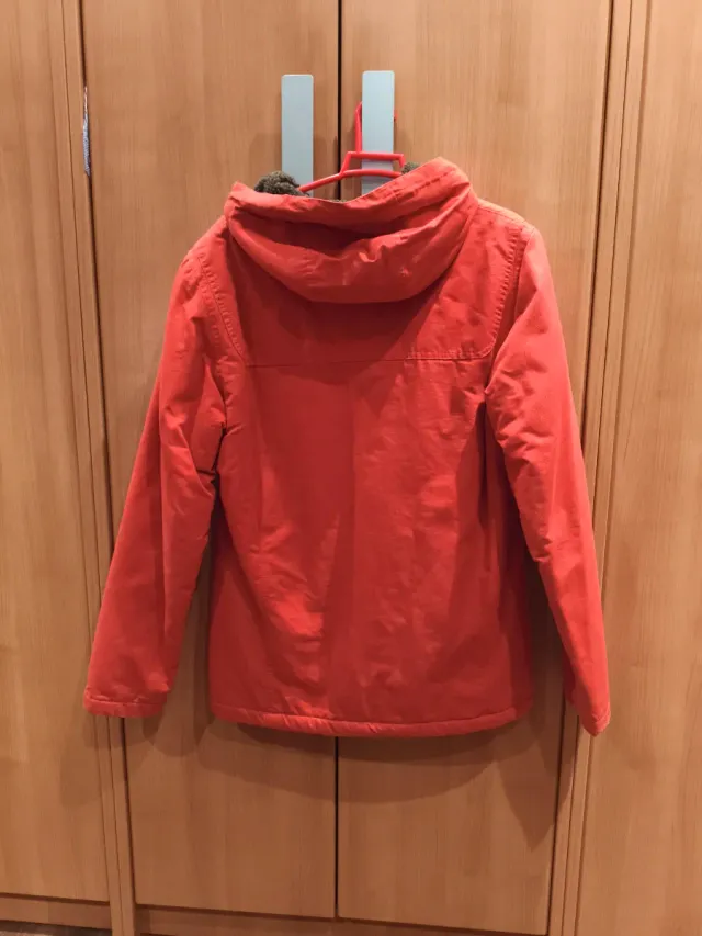 Chaqueta naranja con botones de madera