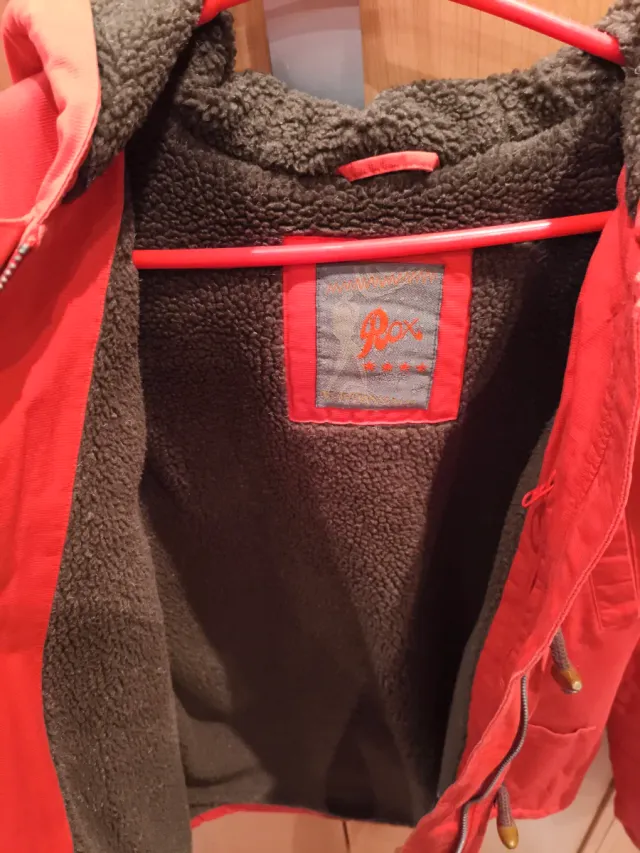 Chaqueta naranja con botones de madera