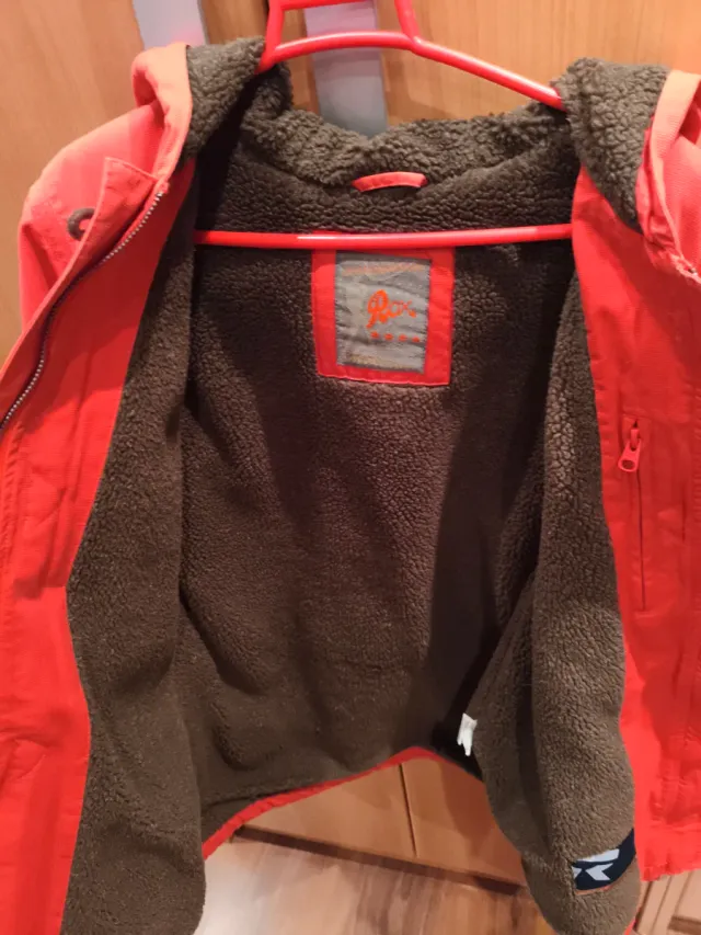 Chaqueta naranja con botones de madera