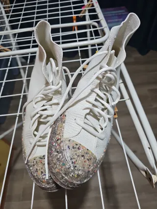 Converse blancas con suela multicolor