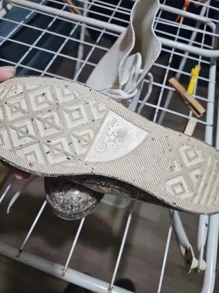 Converse blancas con suela multicolor