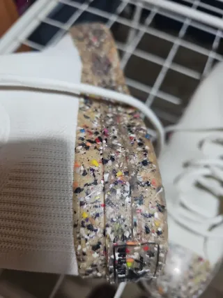 Converse blancas con suela multicolor