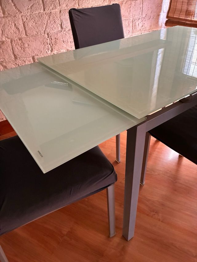 Mesa extensible vidrio templado + 4 sillas