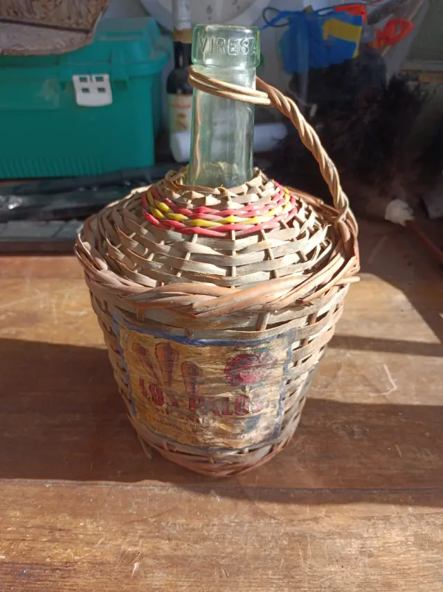 Botella antigua de vino con mimbre