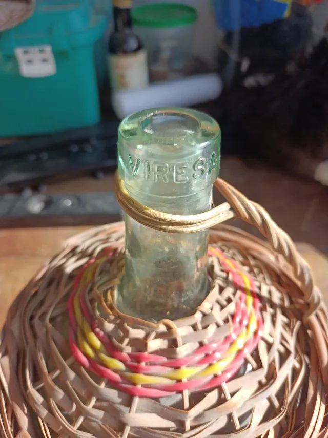 Botella antigua de vino con mimbre
