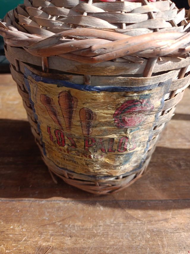 Botella antigua de vino con mimbre