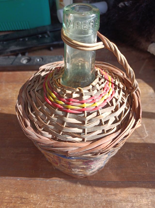 Botella antigua de vino con mimbre