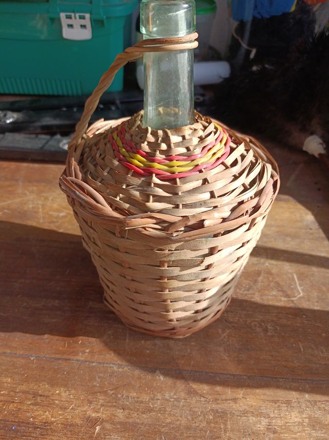Botella antigua de vino con mimbre