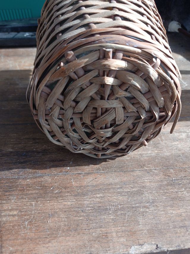 Botella antigua de vino con mimbre