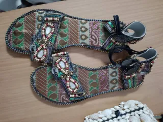 Sandalias bordadas y con pedrería,planas,