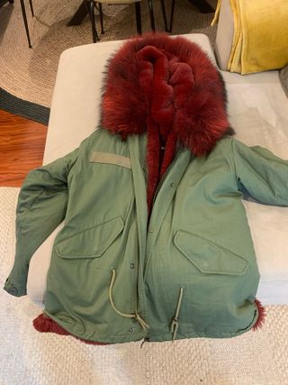 Parka verde con forro y capucha roja