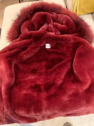 Parka verde con forro y capucha roja