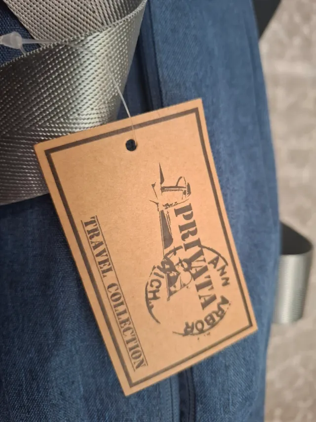 Bolsa de mano Privata azul nueva con etiquetas