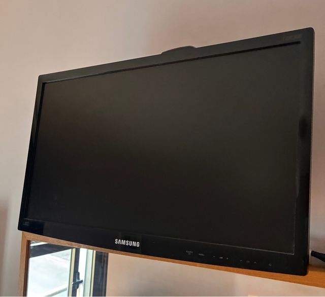 Televisor Samsung 32 con brazo para pared
