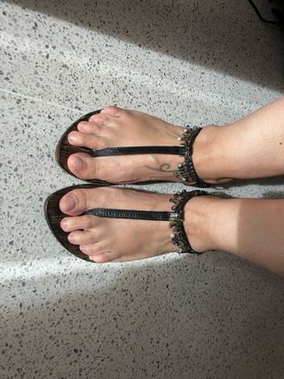 Sandalias planas de cuero con adornos