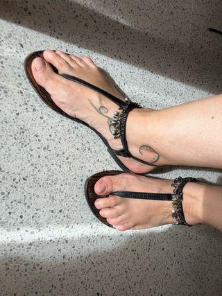 Sandalias planas de cuero con adornos