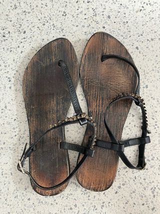 Sandalias planas de cuero con adornos