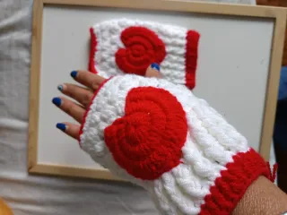 Guantes sin dedos crochet corazón rojo y blanco