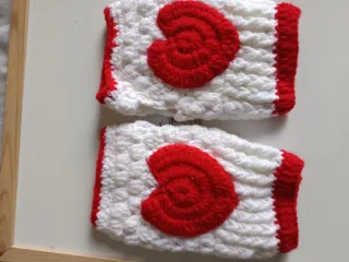 Guantes sin dedos crochet corazón rojo y blanco