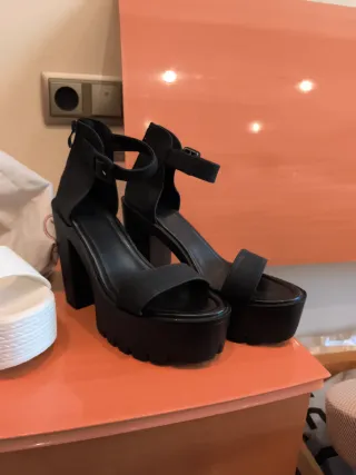 Sandalias de cuña negras y blancas