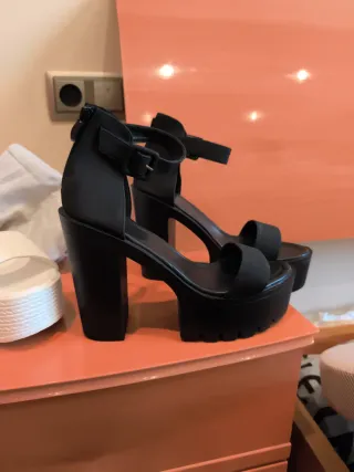 Sandalias de cuña negras y blancas