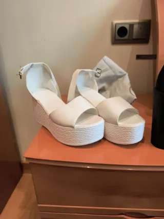 Sandalias de cuña negras y blancas