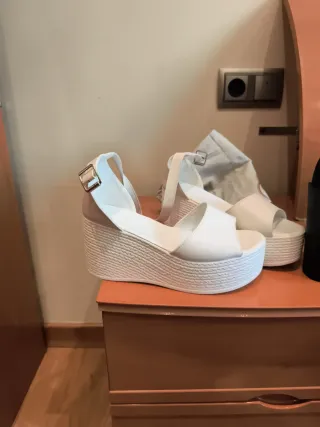 Sandalias de cuña negras y blancas