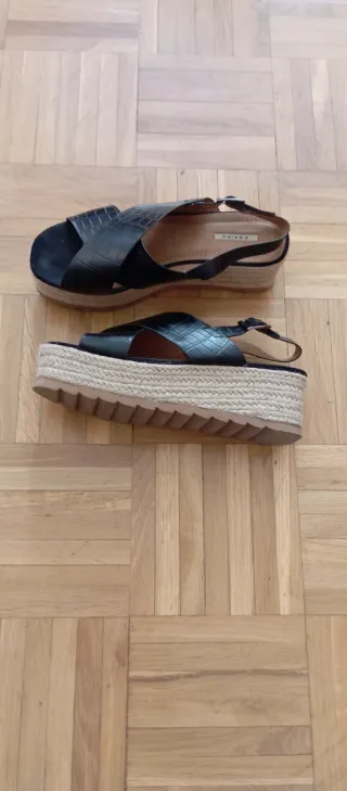 Sandalias cuña con diseño