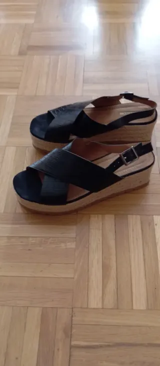 Sandalias cuña con diseño