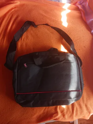 Bolsa para portátil negra con detalles rojos