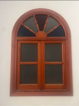 Ventana de madera con arco