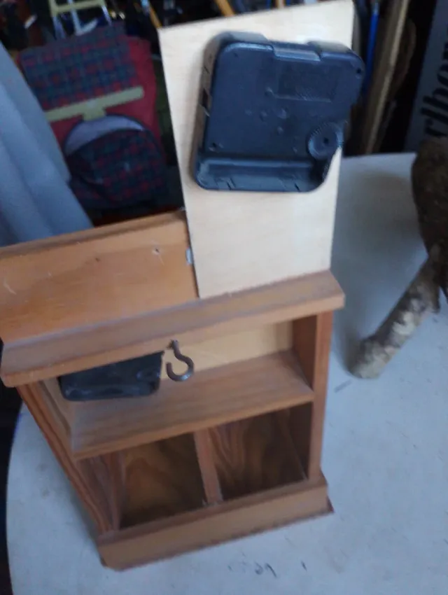 Caja de madera con dos relojes