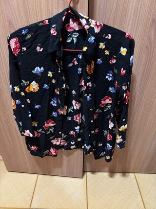 Camisa floral negra mujer