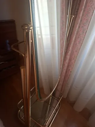 Espejo de pie dorado con baldas. NO ENVIO