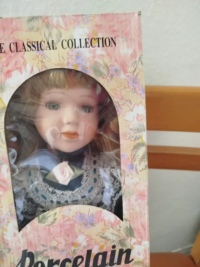 Muñeca Porcelana 40cm Vestido Volantes