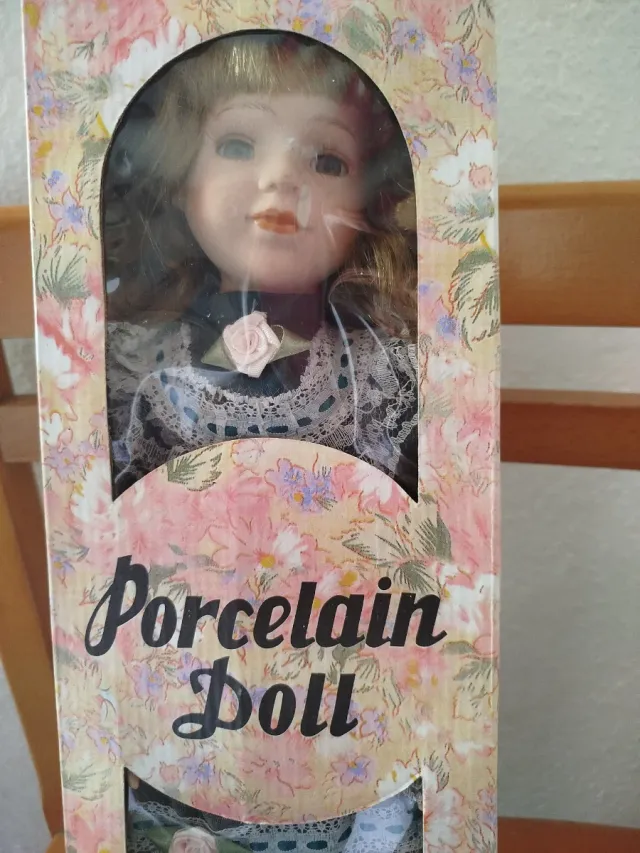 Muñeca Porcelana 40cm Vestido Volantes