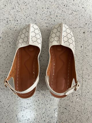 Sandalias blancas con tiras y detalle calado