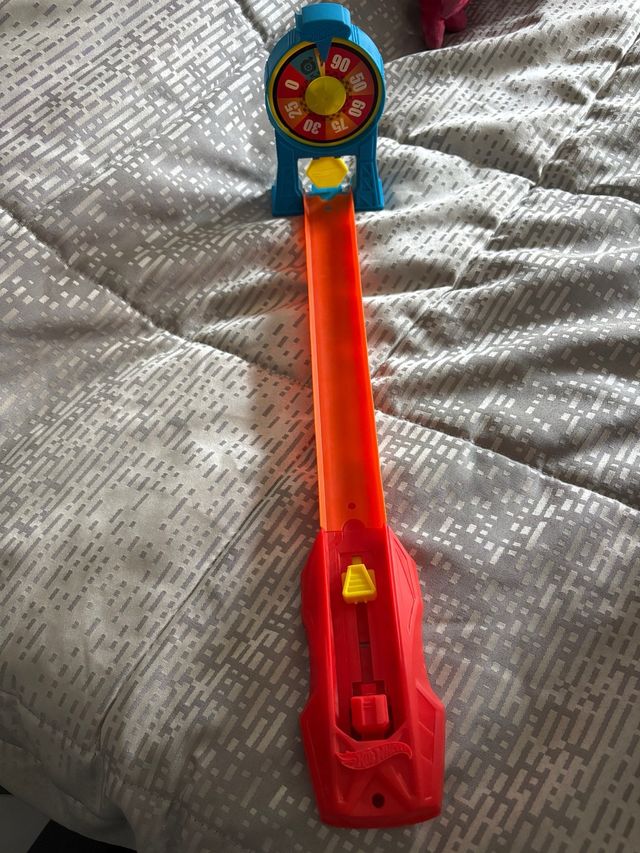 Pista Hot Wheels con lanzador y diana