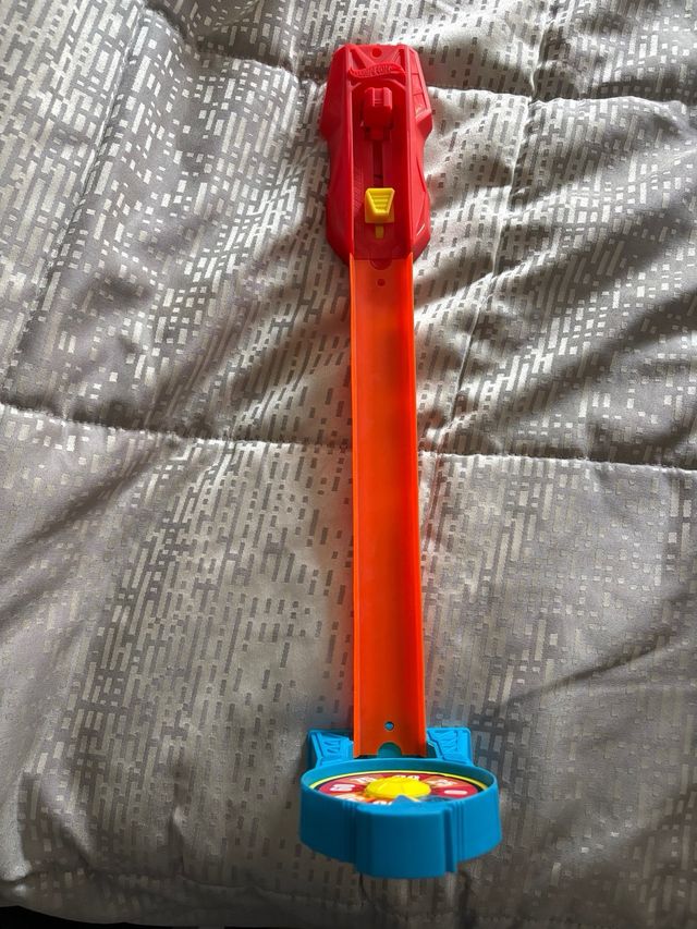 Pista Hot Wheels con lanzador y diana