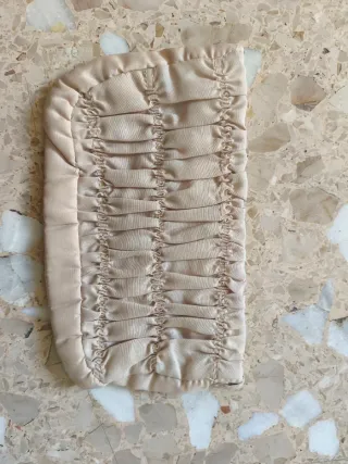 Bolso de mano beige con fruncidos