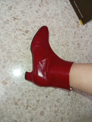 Botas de tacón rojas