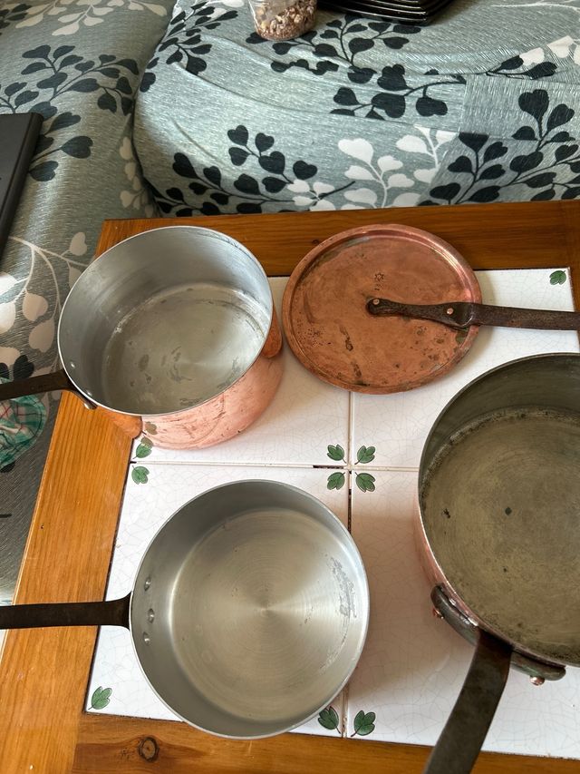 Cazos de cobre con mango de hierro