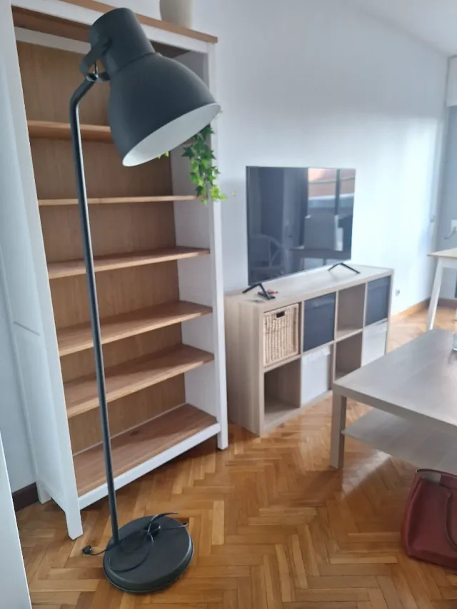 Lámpara de pie gris metálica modelo Hektar de Ikea