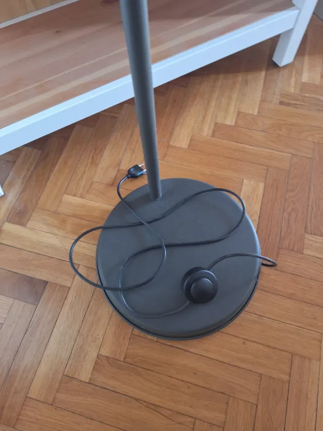 Lámpara de pie gris metálica modelo Hektar de Ikea