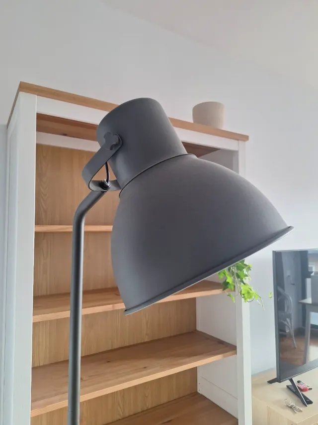 Lámpara de pie gris metálica modelo Hektar de Ikea