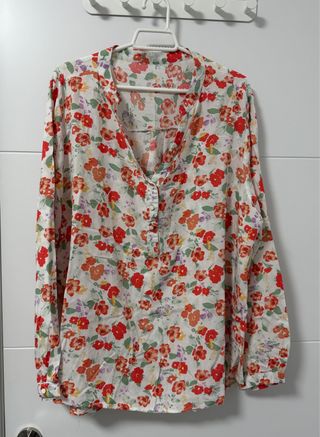 Blusa de flores roja y blanca