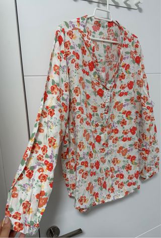 Blusa de flores roja y blanca