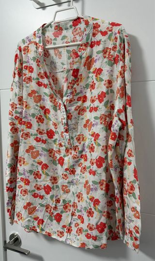 Blusa de flores roja y blanca